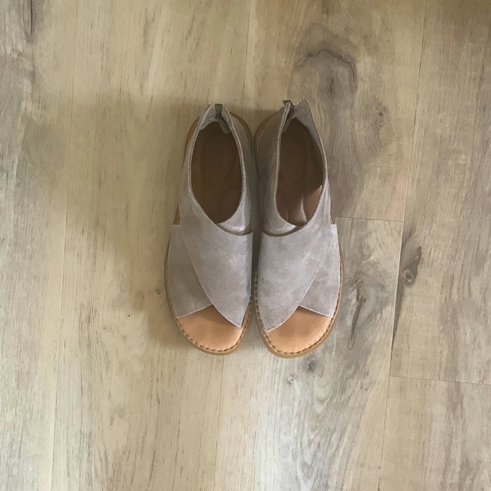 Born, comfortable camel color sandals.